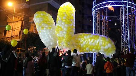 Globos en el cielo en lugar de ráfagas de fuego